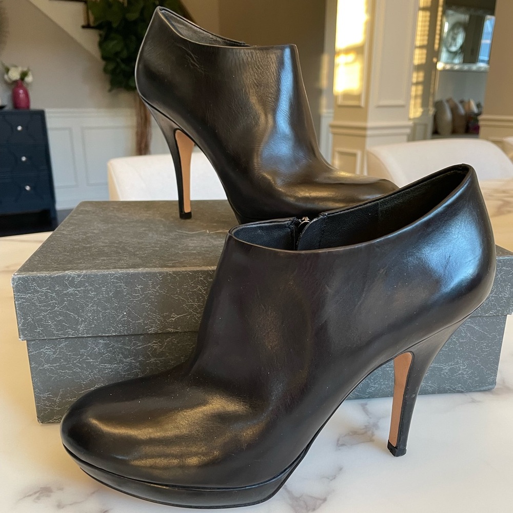 Like New Via Spiga Black Leather Ankle Booties. Size 7.5